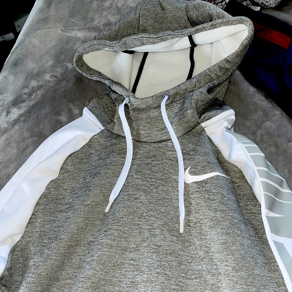 Mens Nike hoodie size medium selling for 20$